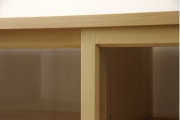 戸棚を新規製作!当店商品を参考にご希望サイズで。棚板2枚、下段引き出し2杯仕様にて製作。持ち込みの金具を取付け、引き戸は十字に入っている支柱をなしにして木枠のみ。背面はクリアガラス仕様。全体はワックス、 天板は耐水性を上げるためウレタン塗料を使用して仕上げ。(収納棚、戸棚、キャビネット、サイドボード、食器棚)