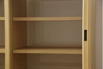 戸棚を新規製作!当店商品を参考にご希望サイズで。棚板2枚、下段引き出し2杯仕様にて製作。持ち込みの金具を取付け、引き戸は十字に入っている支柱をなしにして木枠のみ。背面はクリアガラス仕様。全体はワックス、 天板は耐水性を上げるためウレタン塗料を使用して仕上げ。(収納棚、戸棚、キャビネット、サイドボード、食器棚)