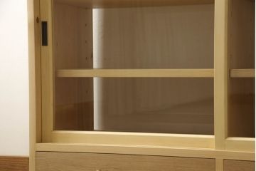 戸棚を新規製作!当店商品を参考にご希望サイズで。棚板2枚、下段引き出し2杯仕様にて製作。持ち込みの金具を取付け、引き戸は十字に入っている支柱をなしにして木枠のみ。背面はクリアガラス仕様。全体はワックス、 天板は耐水性を上げるためウレタン塗料を使用して仕上げ。(収納棚、戸棚、キャビネット、サイドボード、食器棚)