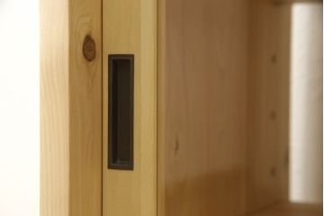 戸棚を新規製作!当店商品を参考にご希望サイズで。棚板2枚、下段引き出し2杯仕様にて製作。持ち込みの金具を取付け、引き戸は十字に入っている支柱をなしにして木枠のみ。背面はクリアガラス仕様。全体はワックス、 天板は耐水性を上げるためウレタン塗料を使用して仕上げ。(収納棚、戸棚、キャビネット、サイドボード、食器棚)