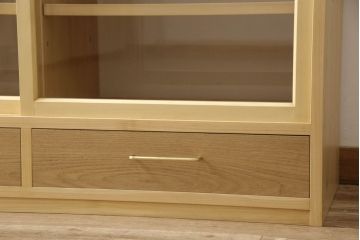 戸棚を新規製作!当店商品を参考にご希望サイズで。棚板2枚、下段引き出し2杯仕様にて製作。持ち込みの金具を取付け、引き戸は十字に入っている支柱をなしにして木枠のみ。背面はクリアガラス仕様。全体はワックス、 天板は耐水性を上げるためウレタン塗料を使用して仕上げ。(収納棚、戸棚、キャビネット、サイドボード、食器棚)