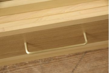 戸棚を新規製作!当店商品を参考にご希望サイズで。棚板2枚、下段引き出し2杯仕様にて製作。持ち込みの金具を取付け、引き戸は十字に入っている支柱をなしにして木枠のみ。背面はクリアガラス仕様。全体はワックス、 天板は耐水性を上げるためウレタン塗料を使用して仕上げ。(収納棚、戸棚、キャビネット、サイドボード、食器棚)