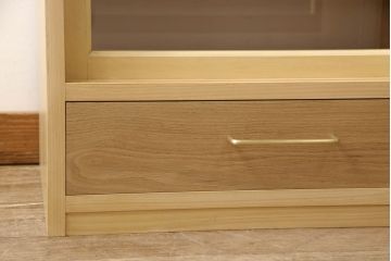 戸棚を新規製作!当店商品を参考にご希望サイズで。棚板2枚、下段引き出し2杯仕様にて製作。持ち込みの金具を取付け、引き戸は十字に入っている支柱をなしにして木枠のみ。背面はクリアガラス仕様。全体はワックス、 天板は耐水性を上げるためウレタン塗料を使用して仕上げ。(収納棚、戸棚、キャビネット、サイドボード、食器棚)