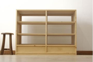 戸棚を新規製作!当店商品を参考にご希望サイズで。棚板2枚、下段引き出し2杯仕様にて製作。持ち込みの金具を取付け、引き戸は十字に入っている支柱をなしにして木枠のみ。背面はクリアガラス仕様。全体はワックス、 天板は耐水性を上げるためウレタン塗料を使用して仕上げ。(収納棚、戸棚、キャビネット、サイドボード、食器棚)