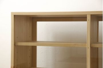 戸棚を新規製作!当店商品を参考にご希望サイズで。棚板2枚、下段引き出し2杯仕様にて製作。持ち込みの金具を取付け、引き戸は十字に入っている支柱をなしにして木枠のみ。背面はクリアガラス仕様。全体はワックス、 天板は耐水性を上げるためウレタン塗料を使用して仕上げ。(収納棚、戸棚、キャビネット、サイドボード、食器棚)