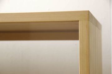 戸棚を新規製作!当店商品を参考にご希望サイズで。棚板2枚、下段引き出し2杯仕様にて製作。持ち込みの金具を取付け、引き戸は十字に入っている支柱をなしにして木枠のみ。背面はクリアガラス仕様。全体はワックス、 天板は耐水性を上げるためウレタン塗料を使用して仕上げ。(収納棚、戸棚、キャビネット、サイドボード、食器棚)