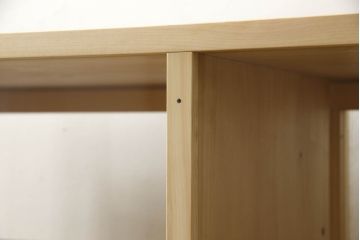 戸棚を新規製作!当店商品を参考にご希望サイズで。棚板2枚、下段引き出し2杯仕様にて製作。持ち込みの金具を取付け、引き戸は十字に入っている支柱をなしにして木枠のみ。背面はクリアガラス仕様。全体はワックス、 天板は耐水性を上げるためウレタン塗料を使用して仕上げ。(収納棚、戸棚、キャビネット、サイドボード、食器棚)