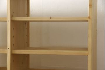 戸棚を新規製作!当店商品を参考にご希望サイズで。棚板2枚、下段引き出し2杯仕様にて製作。持ち込みの金具を取付け、引き戸は十字に入っている支柱をなしにして木枠のみ。背面はクリアガラス仕様。全体はワックス、 天板は耐水性を上げるためウレタン塗料を使用して仕上げ。(収納棚、戸棚、キャビネット、サイドボード、食器棚)