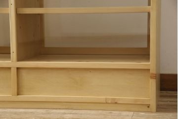 戸棚を新規製作!当店商品を参考にご希望サイズで。棚板2枚、下段引き出し2杯仕様にて製作。持ち込みの金具を取付け、引き戸は十字に入っている支柱をなしにして木枠のみ。背面はクリアガラス仕様。全体はワックス、 天板は耐水性を上げるためウレタン塗料を使用して仕上げ。(収納棚、戸棚、キャビネット、サイドボード、食器棚)