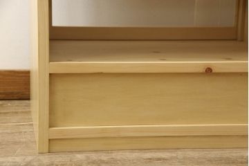 戸棚を新規製作!当店商品を参考にご希望サイズで。棚板2枚、下段引き出し2杯仕様にて製作。持ち込みの金具を取付け、引き戸は十字に入っている支柱をなしにして木枠のみ。背面はクリアガラス仕様。全体はワックス、 天板は耐水性を上げるためウレタン塗料を使用して仕上げ。(収納棚、戸棚、キャビネット、サイドボード、食器棚)