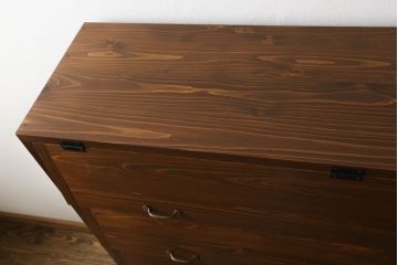 パタパタ収納を新規製作!当店のオーダー家具を参考にご希望サイズで。棚は5段の仕様で、扉は1段につき1枚。木脚、取っ手を取り付け、着色・ワックス仕上げ。(戸棚、下駄箱、キャビネット)