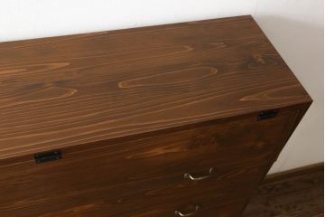 パタパタ収納を新規製作!当店のオーダー家具を参考にご希望サイズで。棚は5段の仕様で、扉は1段につき1枚。木脚、取っ手を取り付け、着色・ワックス仕上げ。(戸棚、下駄箱、キャビネット)