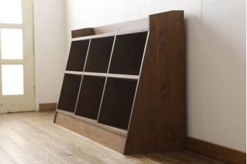 台形本棚を新規製作!当店のオーダー家具を参考に、台形デザインで天板部分の仕切りはなくフラットな仕様にて。(オープンラック、ブックシェルフ、ロッカー)