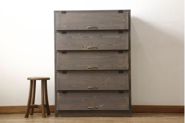 パタパタ扉の収納棚を新規製作!当店のオーダー家具を参考にご希望のサイズにて。底面の4角にストッパー付のキャスターを取り付け。(下駄箱、キャビネット、戸棚)