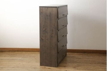 パタパタ扉の収納棚を新規製作!当店のオーダー家具を参考にご希望のサイズにて。底面の4角にストッパー付のキャスターを取り付け。(下駄箱、キャビネット、戸棚)