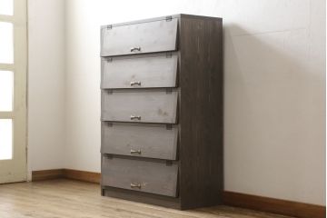 パタパタ扉の収納棚を新規製作!当店のオーダー家具を参考にご希望のサイズにて。底面の4角にストッパー付のキャスターを取り付け。(下駄箱、キャビネット、戸棚)