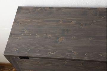 パタパタ扉の収納棚を新規製作!当店のオーダー家具を参考にご希望のサイズにて。底面の4角にストッパー付のキャスターを取り付け。(下駄箱、キャビネット、戸棚)
