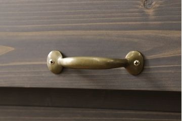 パタパタ扉の収納棚を新規製作!当店のオーダー家具を参考にご希望のサイズにて。底面の4角にストッパー付のキャスターを取り付け。(下駄箱、キャビネット、戸棚)