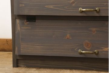 パタパタ扉の収納棚を新規製作!当店のオーダー家具を参考にご希望のサイズにて。底面の4角にストッパー付のキャスターを取り付け。(下駄箱、キャビネット、戸棚)