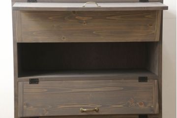 パタパタ扉の収納棚を新規製作!当店のオーダー家具を参考にご希望のサイズにて。底面の4角にストッパー付のキャスターを取り付け。(下駄箱、キャビネット、戸棚)