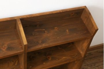 本棚を新規製作!当店のオーダー家具を参考に台形型デザインでご希望のサイズ、色味にて。(オープンラック、ブックシェルフ、ロッカー)