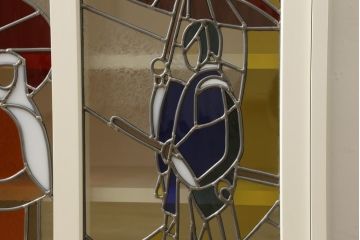 収納棚を新規製作!「刀剣乱舞」の世界観をデザインしたステンドグラス入りの引き違い戸仕様。内部棚板は6枚の可動式。角金具、台輪を製作し取り付け。本体と棚板はアンティークホワイトにてペイント。(サイドボード、サイドキャビネット、本箱、ブックケース、戸棚)