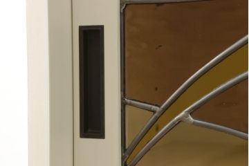 収納棚を新規製作!「刀剣乱舞」の世界観をデザインしたステンドグラス入りの引き違い戸仕様。内部棚板は6枚の可動式。角金具、台輪を製作し取り付け。本体と棚板はアンティークホワイトにてペイント。(サイドボード、サイドキャビネット、本箱、ブックケース、戸棚)