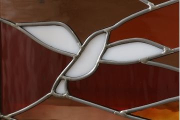 収納棚を新規製作!「刀剣乱舞」の世界観をデザインしたステンドグラス入りの引き違い戸仕様。内部棚板は6枚の可動式。角金具、台輪を製作し取り付け。本体と棚板はアンティークホワイトにてペイント。(サイドボード、サイドキャビネット、本箱、ブックケース、戸棚)