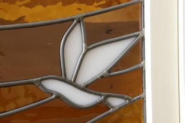 収納棚を新規製作!「刀剣乱舞」の世界観をデザインしたステンドグラス入りの引き違い戸仕様。内部棚板は6枚の可動式。角金具、台輪を製作し取り付け。本体と棚板はアンティークホワイトにてペイント。(サイドボード、サイドキャビネット、本箱、ブックケース、戸棚)