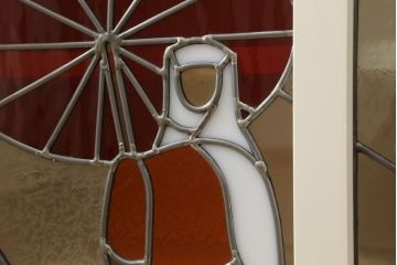収納棚を新規製作!「刀剣乱舞」の世界観をデザインしたステンドグラス入りの引き違い戸仕様。内部棚板は6枚の可動式。角金具、台輪を製作し取り付け。本体と棚板はアンティークホワイトにてペイント。(サイドボード、サイドキャビネット、本箱、ブックケース、戸棚)