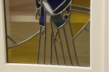 収納棚を新規製作!「刀剣乱舞」の世界観をデザインしたステンドグラス入りの引き違い戸仕様。内部棚板は6枚の可動式。角金具、台輪を製作し取り付け。本体と棚板はアンティークホワイトにてペイント。(サイドボード、サイドキャビネット、本箱、ブックケース、戸棚)