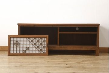 ローボードを新規製作!ラフジュ工房オリジナル商品のデザイン・色味を参考に製作。引き戸には組子をはめ込み、厚さ24mmの天板を取り付け、収納内部中央に仕切り、木製脚を取り付け。内部に配線用の穴開け加工。(テレビボード、テレビ台、サイドボード、収納棚、戸棚)