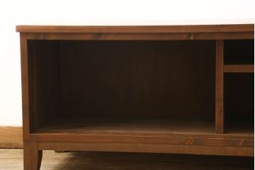 ローボードを新規製作!ラフジュ工房オリジナル商品のデザイン・色味を参考に製作。引き戸には組子をはめ込み、厚さ24mmの天板を取り付け、収納内部中央に仕切り、木製脚を取り付け。内部に配線用の穴開け加工。(テレビボード、テレビ台、サイドボード、収納棚、戸棚)