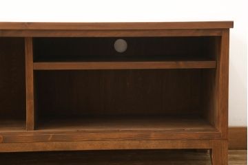 ローボードを新規製作!ラフジュ工房オリジナル商品のデザイン・色味を参考に製作。引き戸には組子をはめ込み、厚さ24mmの天板を取り付け、収納内部中央に仕切り、木製脚を取り付け。内部に配線用の穴開け加工。(テレビボード、テレビ台、サイドボード、収納棚、戸棚)
