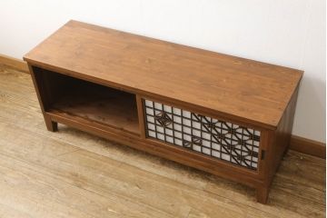 ローボードを新規製作!ラフジュ工房オリジナル商品のデザイン・色味を参考に製作。引き戸には組子をはめ込み、厚さ24mmの天板を取り付け、収納内部中央に仕切り、木製脚を取り付け。内部に配線用の穴開け加工。(テレビボード、テレビ台、サイドボード、収納棚、戸棚)
