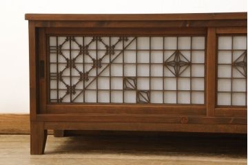 ローボードを新規製作!ラフジュ工房オリジナル商品のデザイン・色味を参考に製作。引き戸には組子をはめ込み、厚さ24mmの天板を取り付け、収納内部中央に仕切り、木製脚を取り付け。内部に配線用の穴開け加工。(テレビボード、テレビ台、サイドボード、収納棚、戸棚)