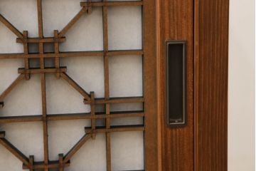 ローボードを新規製作!ラフジュ工房オリジナル商品のデザイン・色味を参考に製作。引き戸には組子をはめ込み、厚さ24mmの天板を取り付け、収納内部中央に仕切り、木製脚を取り付け。内部に配線用の穴開け加工。(テレビボード、テレビ台、サイドボード、収納棚、戸棚)