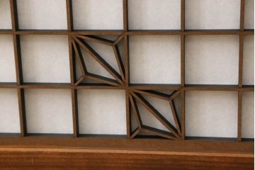 ローボードを新規製作!ラフジュ工房オリジナル商品のデザイン・色味を参考に製作。引き戸には組子をはめ込み、厚さ24mmの天板を取り付け、収納内部中央に仕切り、木製脚を取り付け。内部に配線用の穴開け加工。(テレビボード、テレビ台、サイドボード、収納棚、戸棚)