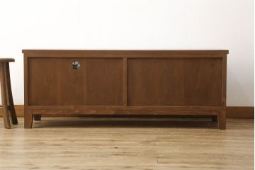 ローボードを新規製作!ラフジュ工房オリジナル商品のデザイン・色味を参考に製作。引き戸には組子をはめ込み、厚さ24mmの天板を取り付け、収納内部中央に仕切り、木製脚を取り付け。内部に配線用の穴開け加工。(テレビボード、テレビ台、サイドボード、収納棚、戸棚)