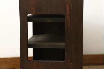 収納棚を新規製作!希望のデザイン・サイズにて。組子入りの建具、棚板、台輪を製作し取り付け。指定箇所に配線用の穴あけ加工。同時製作の箪笥ローボードと横並びに使用する事を想定した着色仕上げ。(収納棚、戸棚、キャビネット)