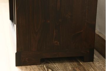 収納棚を新規製作!希望のデザイン・サイズにて。組子入りの建具、棚板、台輪を製作し取り付け。指定箇所に配線用の穴あけ加工。同時製作の箪笥ローボードと横並びに使用する事を想定した着色仕上げ。(収納棚、戸棚、キャビネット)