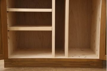 収納棚を新規製作!ご希望サイズ・デザインにて。上中下段それぞれの扉に格子デザインで観音扉仕様に。取っ手を取り付け、色味は当店オーダー家具を参考に着色。(戸棚、キャビネット、サイドボード)