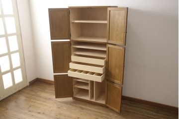 収納棚を新規製作!ご希望サイズ・デザインにて。上中下段それぞれの扉に格子デザインで観音扉仕様に。取っ手を取り付け、色味は当店オーダー家具を参考に着色。(戸棚、キャビネット、サイドボード)