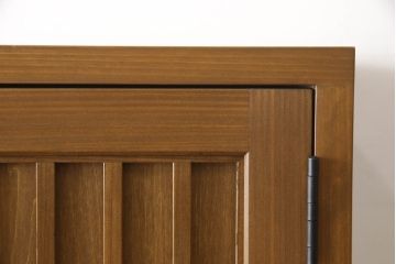 収納棚を新規製作!ご希望サイズ・デザインにて。上中下段それぞれの扉に格子デザインで観音扉仕様に。取っ手を取り付け、色味は当店オーダー家具を参考に着色。(戸棚、キャビネット、サイドボード)