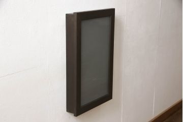 壁掛け仏壇を新規製作!建具にすりガラスを使用。内部にフック、背面に壁掛け用金具を取り付け。全体をチェス系に着色仕上げ。(仏ダン、手造り仏壇)