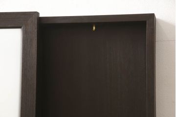 壁掛け仏壇を新規製作!建具にすりガラスを使用。内部にフック、背面に壁掛け用金具を取り付け。全体をチェス系に着色仕上げ。(仏ダン、手造り仏壇)