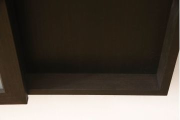 壁掛け仏壇を新規製作!建具にすりガラスを使用。内部にフック、背面に壁掛け用金具を取り付け。全体をチェス系に着色仕上げ。(仏ダン、手造り仏壇)