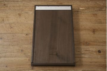 壁掛け仏壇を新規製作!建具にすりガラスを使用。内部にフック、背面に壁掛け用金具を取り付け。全体をチェス系に着色仕上げ。(仏ダン、手造り仏壇)