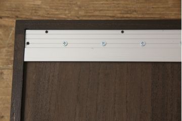 壁掛け仏壇を新規製作!建具にすりガラスを使用。内部にフック、背面に壁掛け用金具を取り付け。全体をチェス系に着色仕上げ。(仏ダン、手造り仏壇)