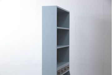 本棚を新規製作!本体はヒノキ無垢材を使用し、上下分割できる仕様に。くすんだ水色にペイント仕上げ。(ブックシェルフ、収納棚、ウッドシェルフ)